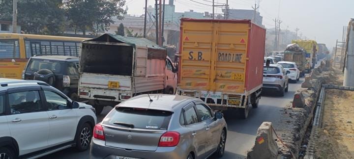 Delhi highway jammed, vehicles stuck for one and a half hour