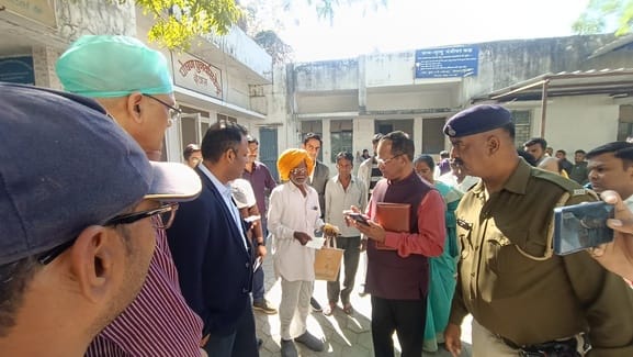 Dewas Collector Rituraj Singh inspected district hospital talked to staff and patients administrator suspended