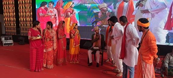 The pandal became Kabirmay due to the presentation of bhajans.