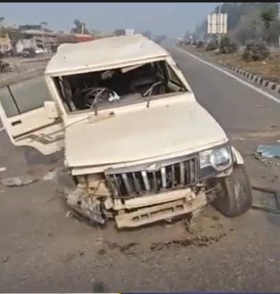 Car of devotees returning from Mahakumbh overturned, four injuredCar of devotees returning from Mahakumbh overturned, four injured