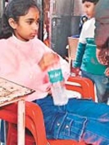 thaakur shreebaankebihaaree mandir mein do shraddhaaluon kee tabeeyat bigadee