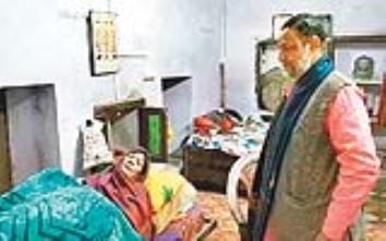 maan ne angulee pakadakar chalana sikhaaya, ab usee ko chhoda besahaara
