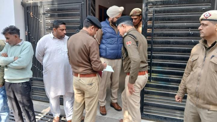 After murdering his wife, the madman roamed around carrying the dead body in the car for two hours