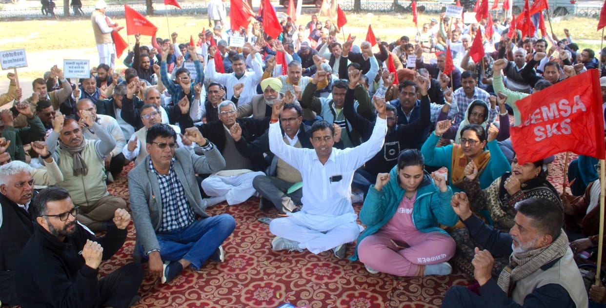 Hemsa strongly demonstrated at Shiksha Sadan Director's office
