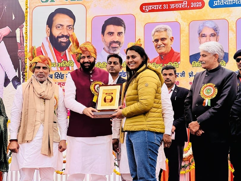 Chief Minister Nayab Saini honored Pooja Dahiya for her best achievements in wrestling.