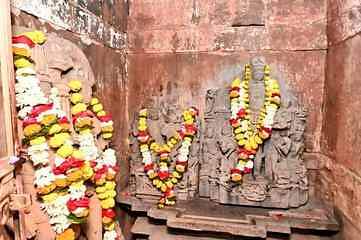 Damoh: प्राचीन रुक्मणी मठ का बदलेगा स्वरूप, मंत्रियों की मौजूदगी में भूमिपूजन, रूकमणि महोत्सव की तारीख होगी तय Damoh The ancient Rukmani Math will be rejuvenated, Bhoomi Pujan took place in the presence of three ministers