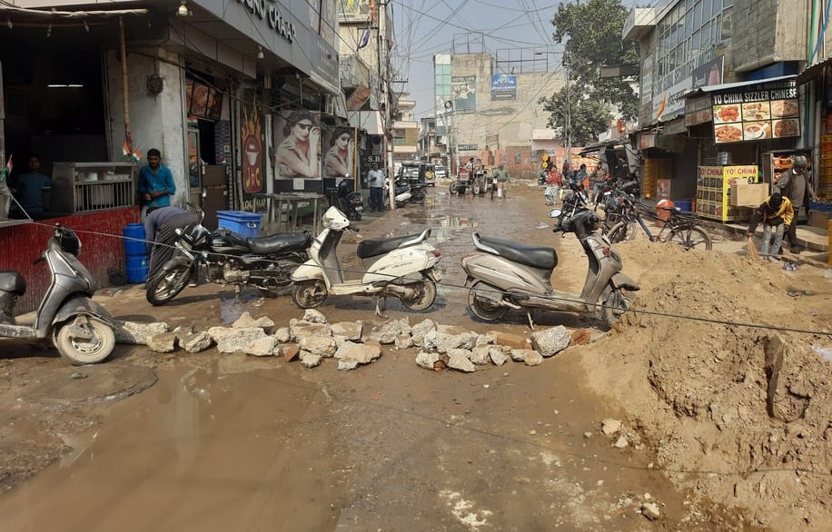 People got angry over the problem of sewer blockage, blocked Old DC Road