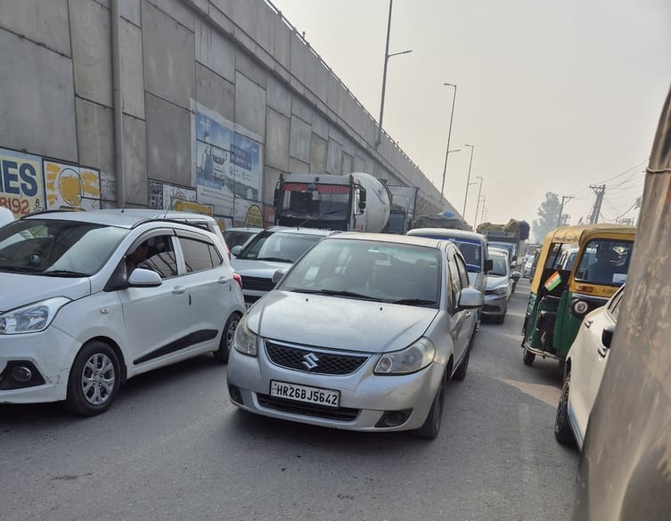 Traffic jam at Bahalgarh Chowk of NH-44, vehicles stranded