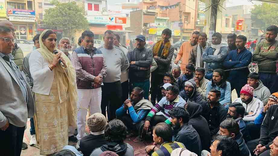 Strike of sanitation workers ends on assurance of Saroj Rathi