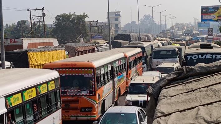 Thousands of vehicles of devotees stuck on the highway in severe traffic jam
