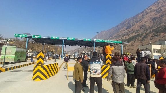 Villagers protest at Takoli toll plaza, wheels of vehicles stopped