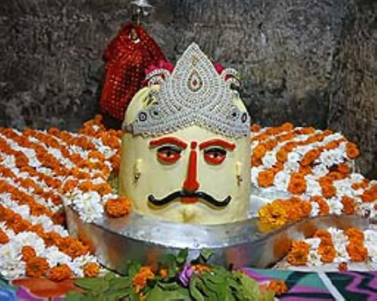 The form of Bamdeveshwar Mahadev of UP was carved.