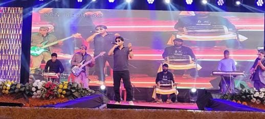 People danced to the songs of Indian Idol fame singer Faisal.