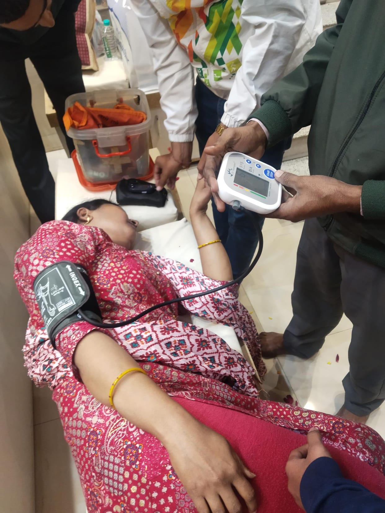 ayodhya se darshan karane aaee shraddhaalu mahila kee tabeeyat bigadee