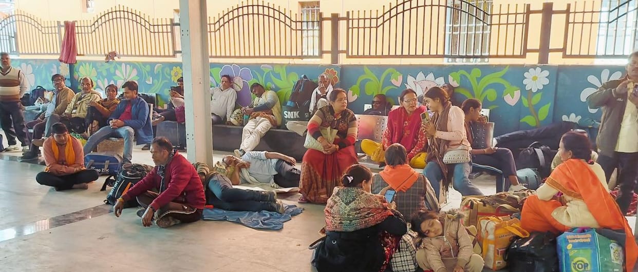 Devotees got a place to stay at the station, breakfast was also arranged