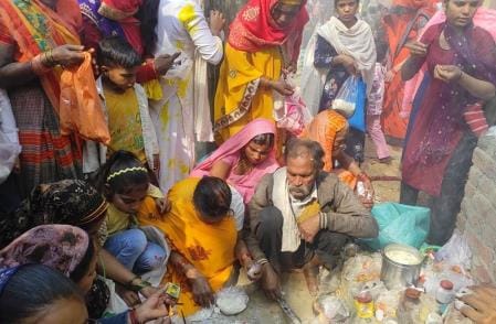 Devotees worshiped the old Babu and prayed for relief from skin diseases