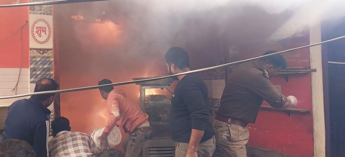 Fire broke out in a sweet shop due to leakage of gas pipe of cylinder.