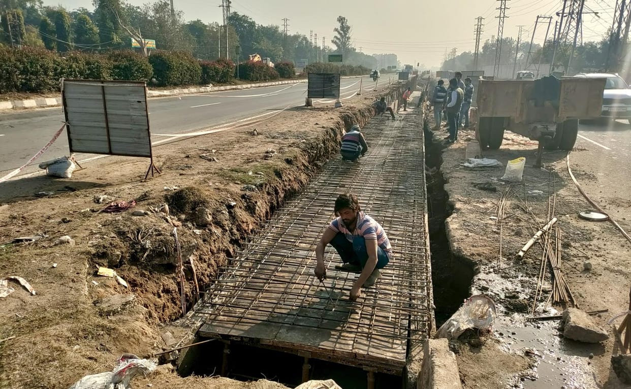 Construction of underpass started on Sector 26-27 dividing road
