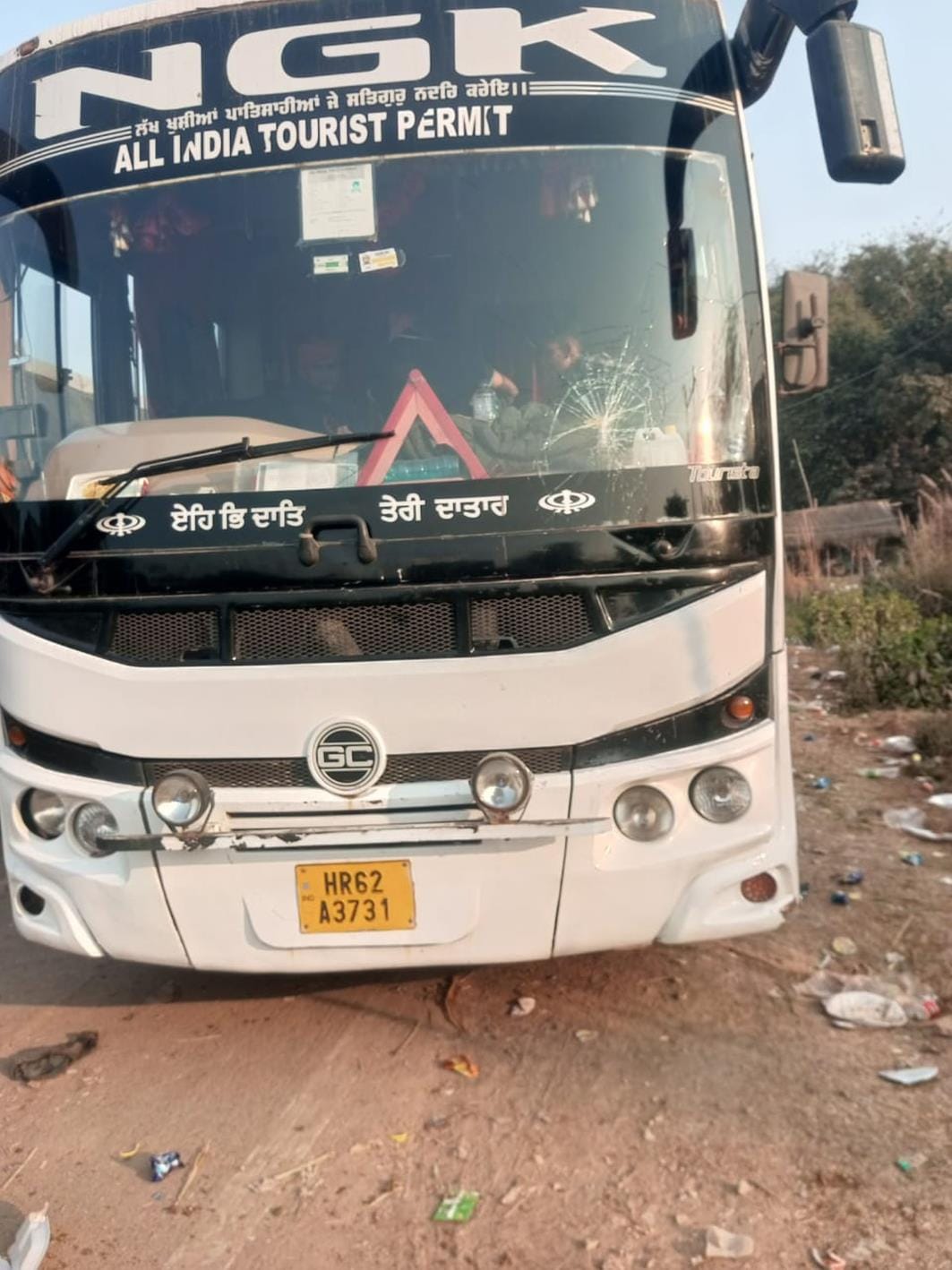 Miscreants pelted stones at pilgrims' bus, glass broken