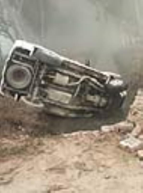 Broken railing of Pirkheda Minor bridge, two cars fell due to fog, passengers saved