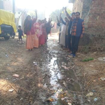 Villagers angry over waterlogging and filth demonstrated
