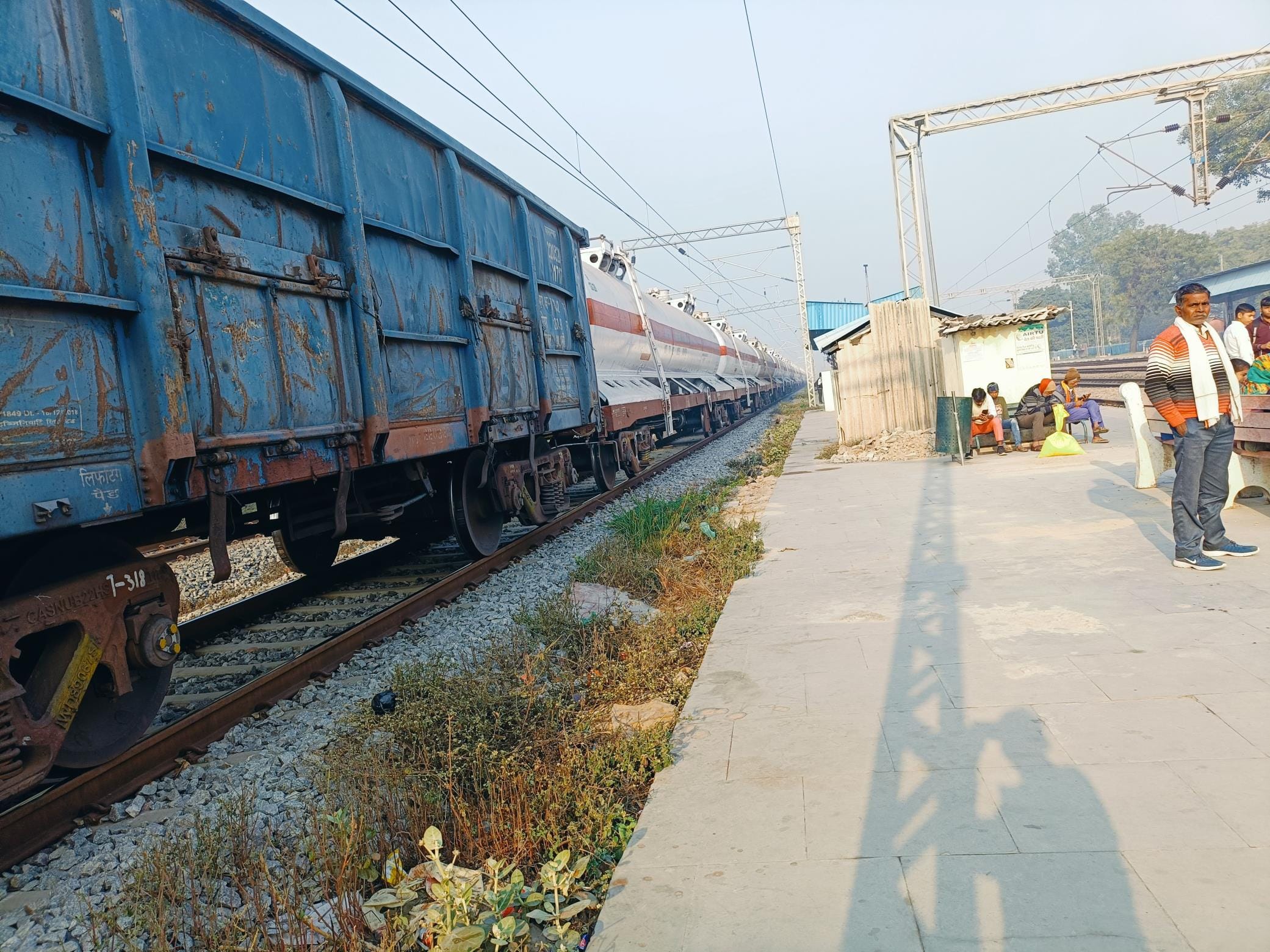 Goods train stood still for 15 minutes due to non-closure of railway crossing