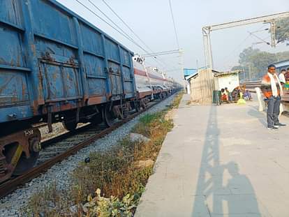 Goods train stood still for 15 minutes due to non-closure of railway crossing