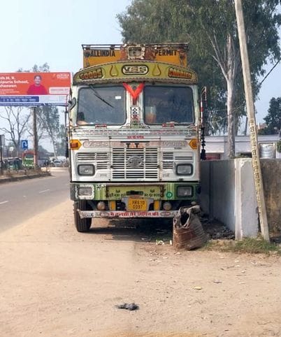 Police, criminals and goods recovered from refined truck robbery case