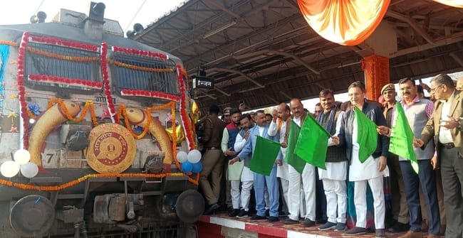 Express train started, passengers got the facility to travel to Lucknow