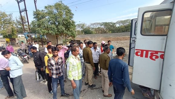 पटरी पर मिला युवक का शव