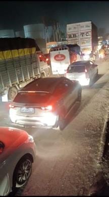 Traffic system deteriorated at Nadarganj intersection, vehicles crawled out