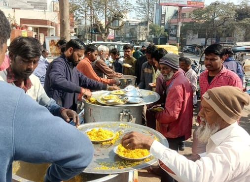 Worship of Veena Vadini in schools, kites flown in large numbers