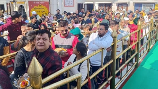 Ten thousand devotees paid obeisance at Shri Nayana Devi Ji.