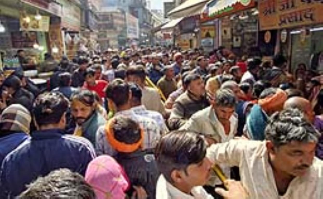 Devotees returning from Maha Kumbh are coming to Bihariji's shelter