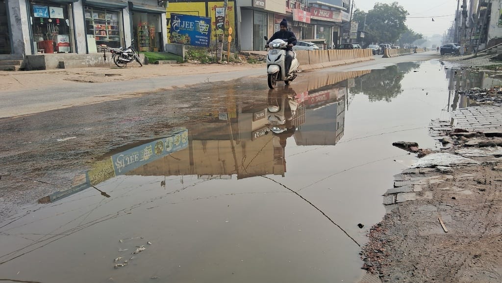Drinking water line leaked on Delhi route, people worried due to filling of water