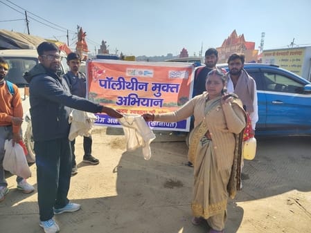 Youth of Sonipat are running polythene free campaign in Prayagraj.