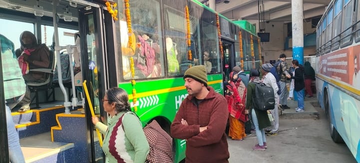 The time limit for free travel in e-buses ended, passengers traveled by paying fare