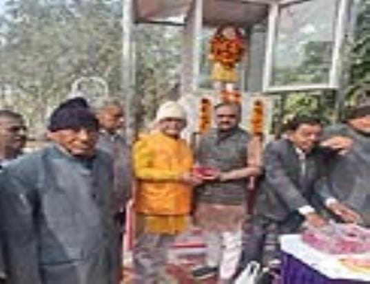 Punjabi Khatri Sabha celebrated Haqiqat Rai's martyrdom day by garlanding the statue