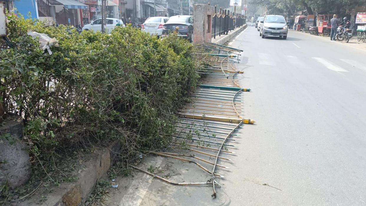 Iron railing due to divider broken again near Hansi Gate Chowk, fear of accidents
