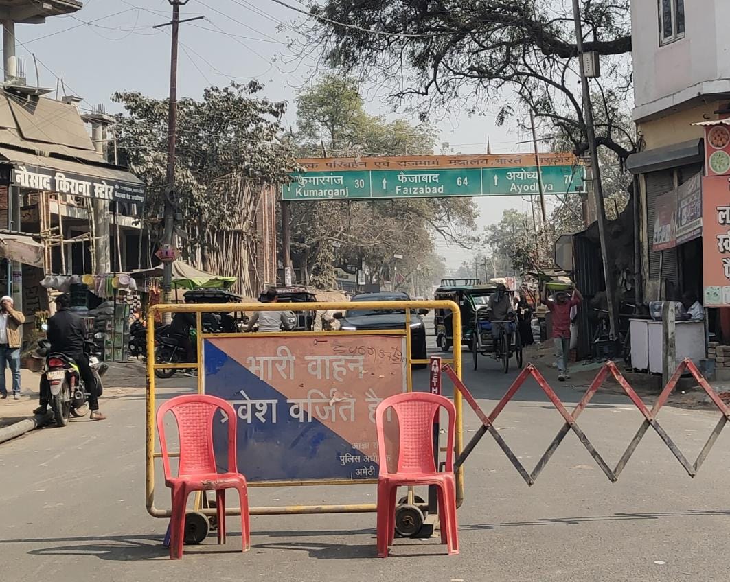 Vehicles stopped by placing barriers on Rae Bareli-Ayodhya highway
