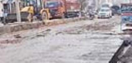Sewerage manholes got buried due to road construction, anger spread among shopkeepers
