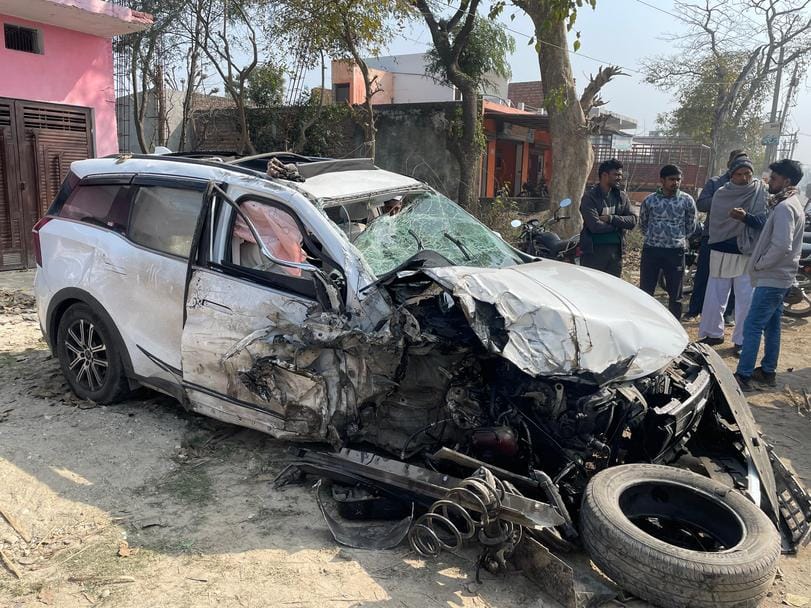 Dumper hits car of devotees, six injured