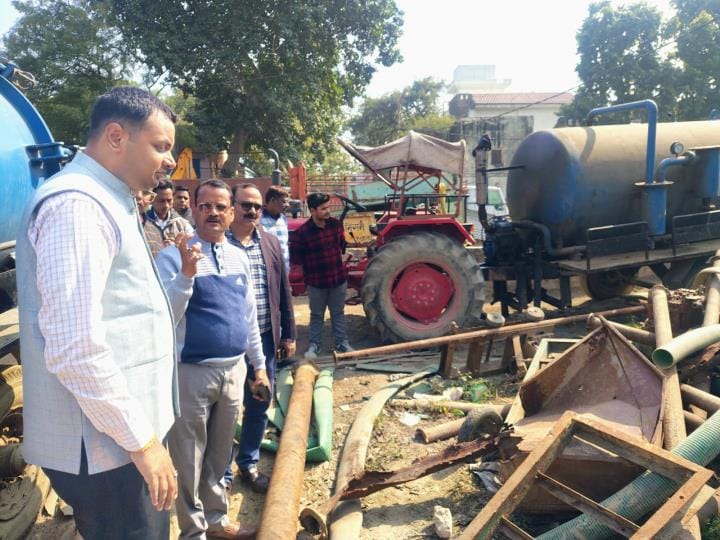 A gathering of contractors was seen in the water supply department, dirt was found in the workshop.