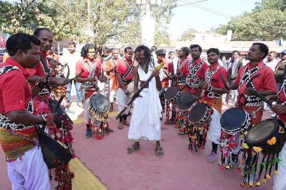 Anuppur Grand procession of Maa Narmada in Amarkantak citizens welcomed with rangoli and flower shower