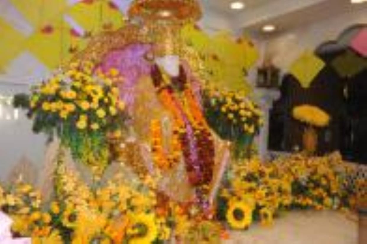 Shri Sainath's court decorated with yellow flowers