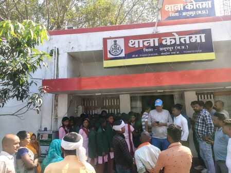 कोतमा थाने पहुंची छात्राएं