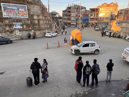 Problem in Theog, no toilet or rain shower at Premghat Chowk, passengers are worried.