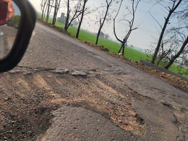 Construction of Bhattu to Ratia road incomplete, people troubled by potholes