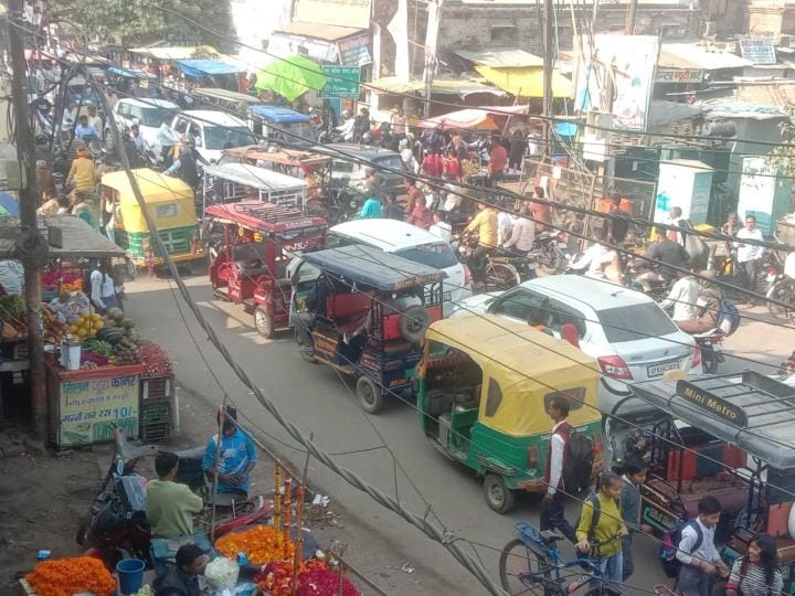 Car parked in no parking area, people struggled with traffic jam for half an hour