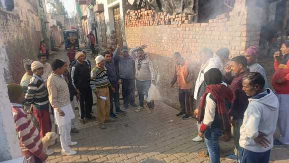 Building construction workers union burnt effigy, expressed anger